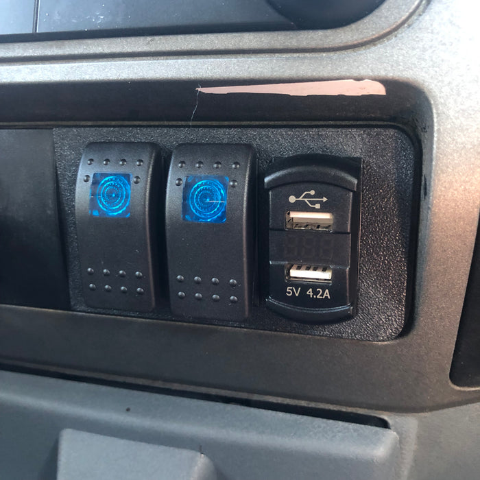 08-16 F250/F350 Rocker Switch and USB/Voltmeter Panel